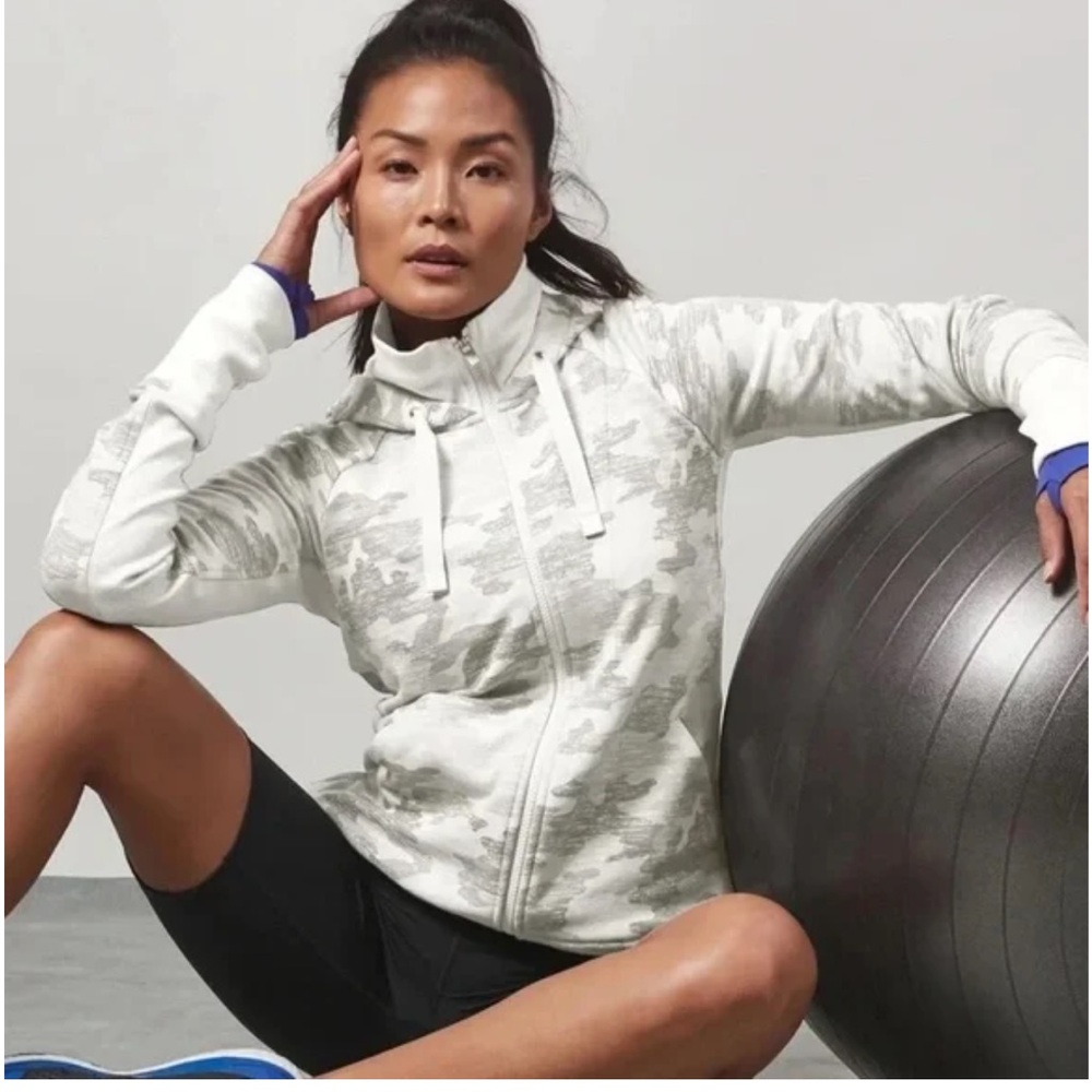 ATHLETA Triumph Printed Hoodie in Grey Gypsum Camo Size Small